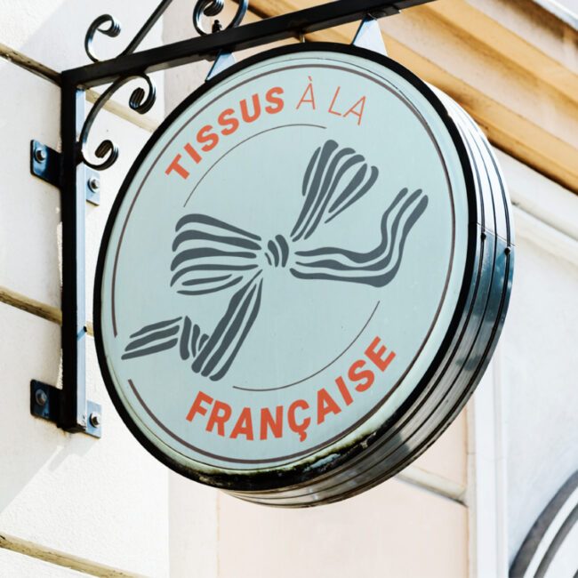 Mis en scène avec la nouvelle identité visuelle et pose d'enseigne de boutique pour Tissu à la Française à Tréguier