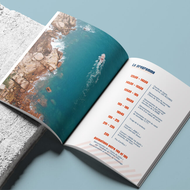 Design éditorial du calendrier SNSM intégrant heures de marées et récits de sauvetage